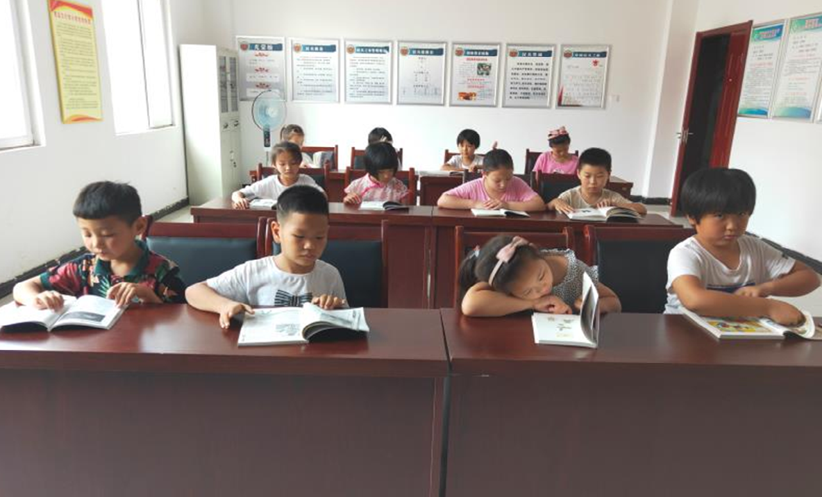 普连集镇圆梦新村志愿队在暑假创办“留守儿童之家”，为孩子们辅导作业