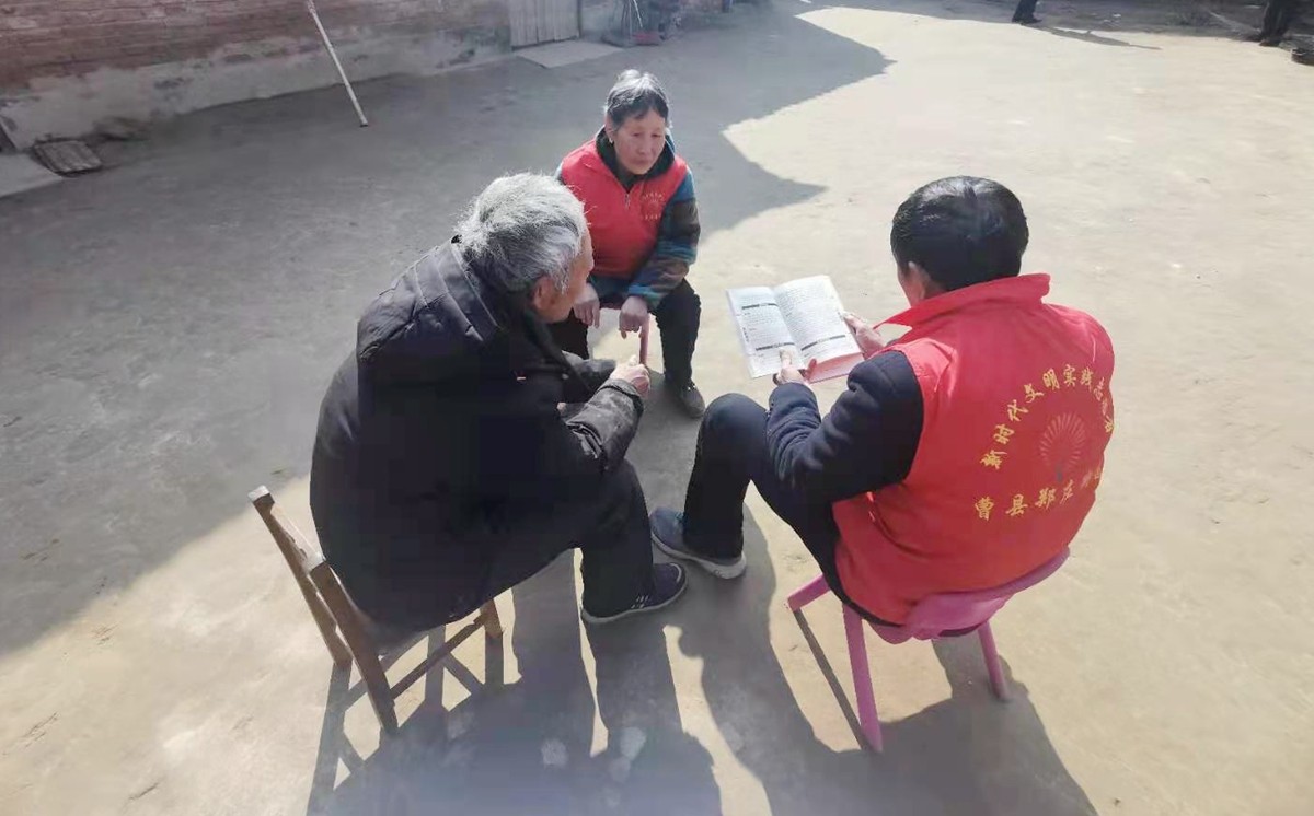 郑庄街道为老人宣传健康知识